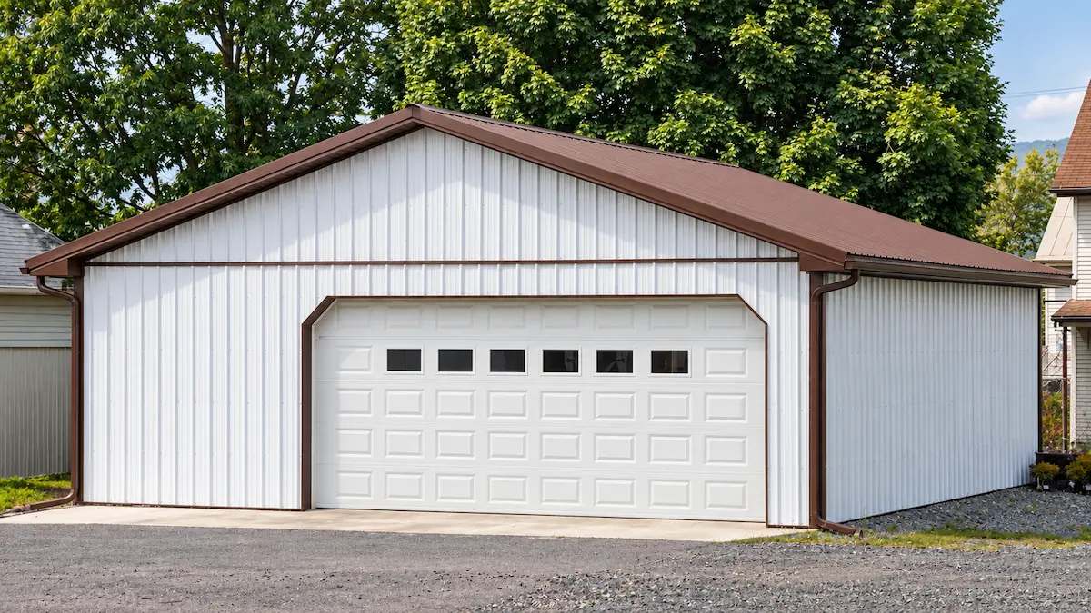 30×32 residential garage with an 18-foot-wide overhead door